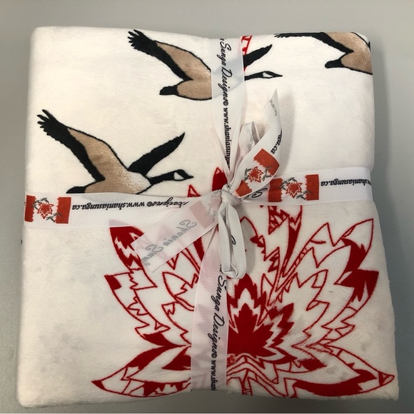 NEW Canadiana Minky Throw. Canada Goose - Picture 3 of 12